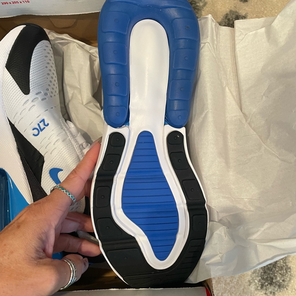 NIKE AIR MAX 270 (GS)-NIB-Size7 youth.  Size 8 women